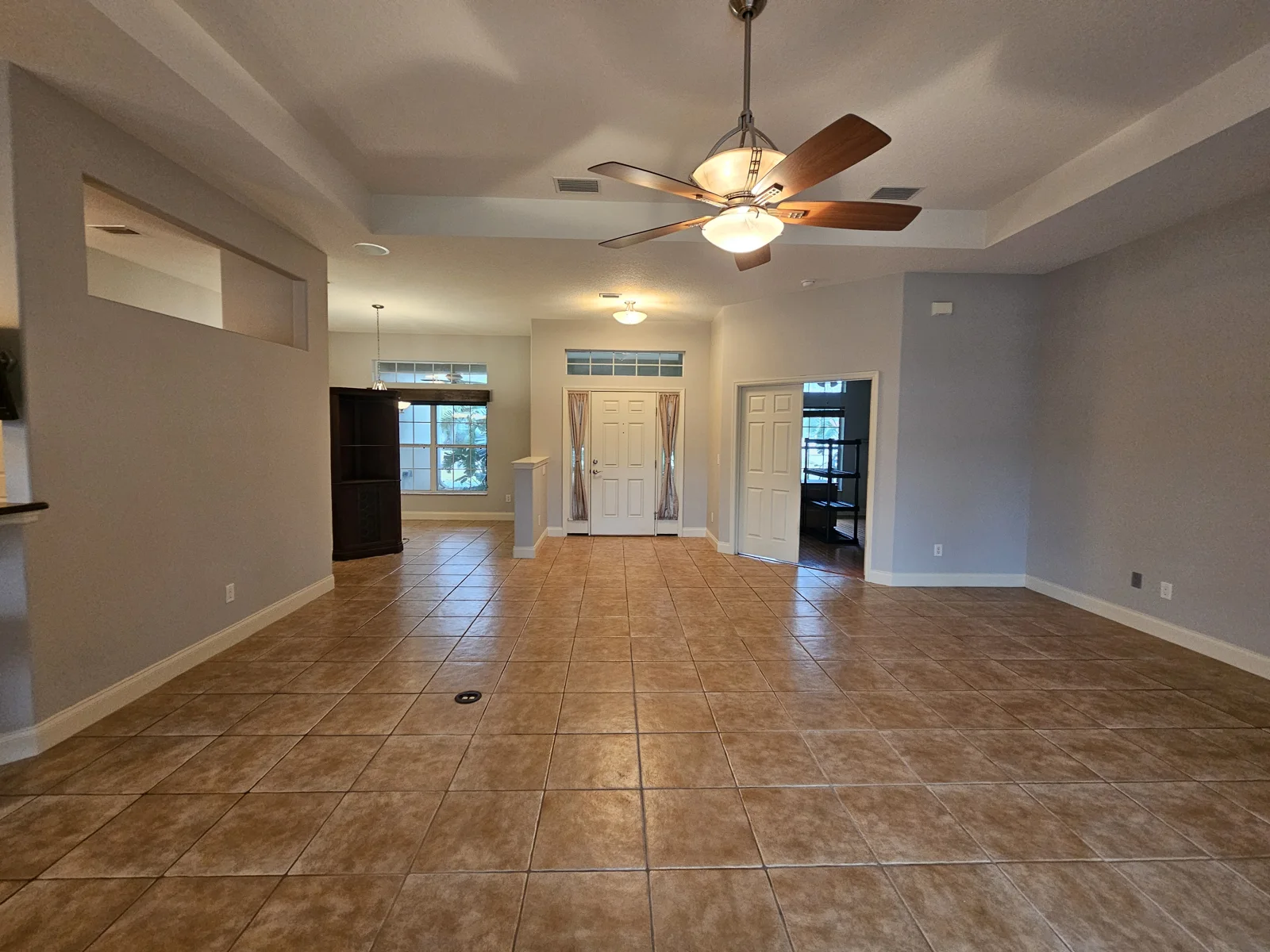 T&B Paint Pros LLC Interior painting, living room repaint, Ormond Beach, Volusia County Florida. Full repaint of the main living room, kitchen, dining room and office in the Sherwin Williams color “Agreeable Gray”. This paint color transformed this space into an elegant, welcoming home. Flagler County Painter, Painting Company, tbpaintprosllc