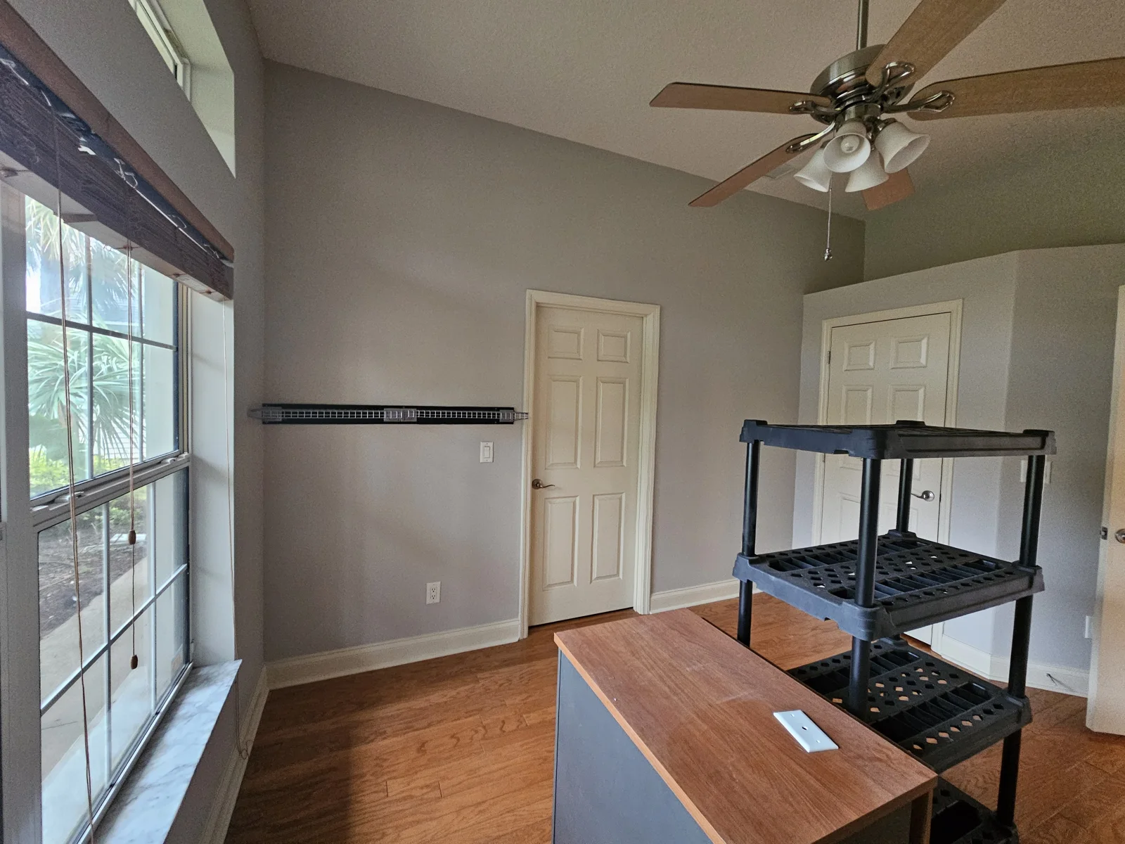 T&B Paint Pros LLC interior painting – office repaint in Ormond Beach, Volusia County, Florida. Walls painted in Sherwin Williams ‘Agreeable Gray’ and white trim for a modern, refined look. Expert painting services for home offices, Flagler County, Palm Coast, and surrounding areas.