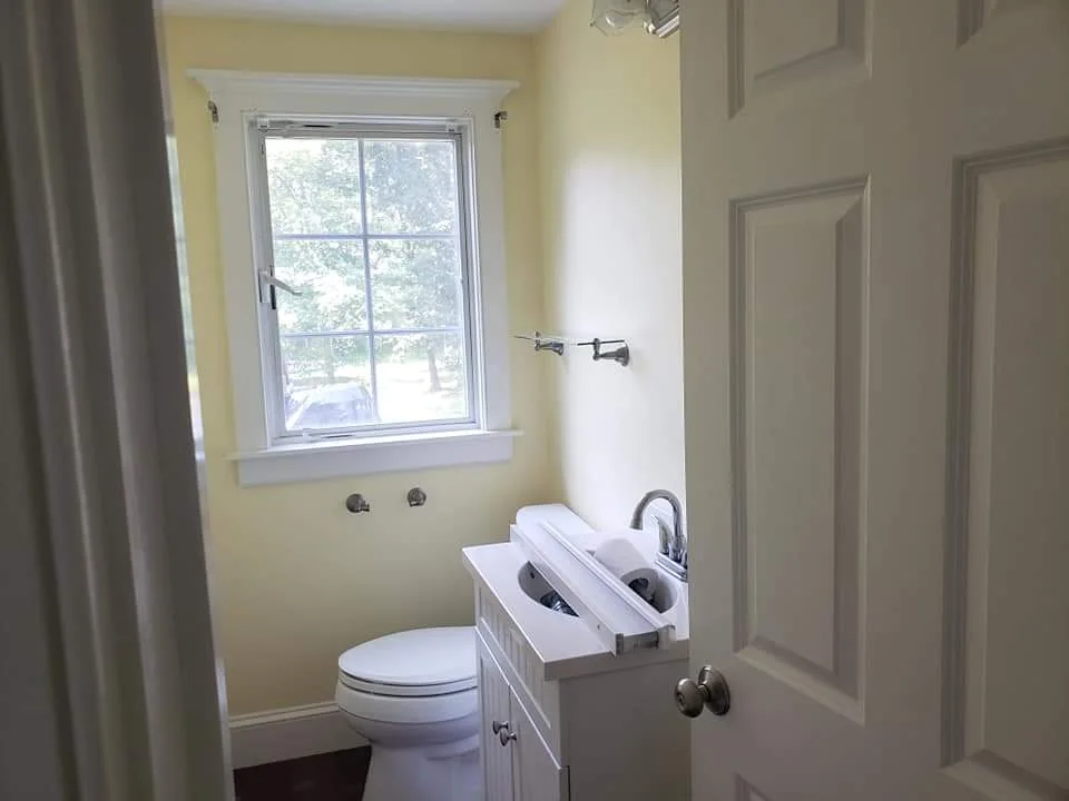 T&B Paint Pros LLC bathroom before paint makeover. Small bathroom with yellow walls, looking dated and in need of a refresh. Flagler County painting company, bathroom renovation, interior painting.