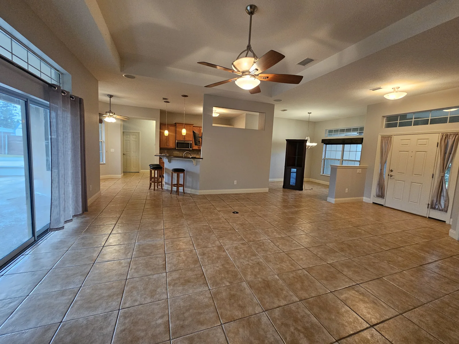 T&B Paint Pros LLC Interior painting, living room repaint, Ormond Beach, Volusia County Florida. Full repaint of the main living room, kitchen, dining room and office in the Sherwin Williams color “Agreeable Gray”. This paint color transformed this space into an elegant, welcoming home. Flagler County Painter, Painting Company, tbpaintprosllc,